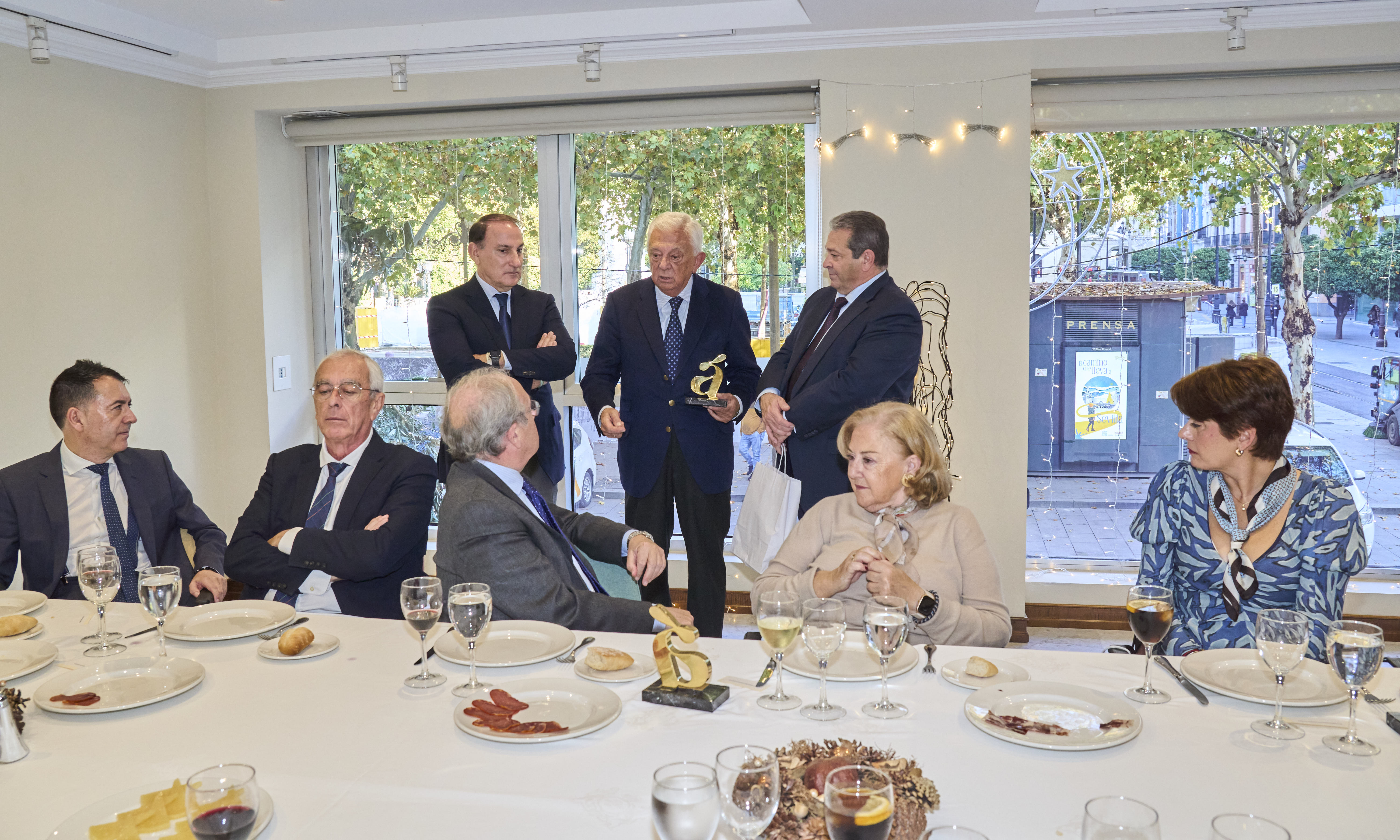 imagen de Homenaje y distinción a los Consejeros de Garántia: Joaquina Laffarga, María Soledad Campos, Francisco Herrero y Fernando Faces